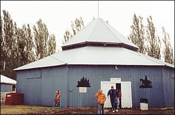 Picture of round sale barn.